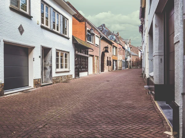 Den tomme gamle gade i Maaseik. Belgien - Stock-foto