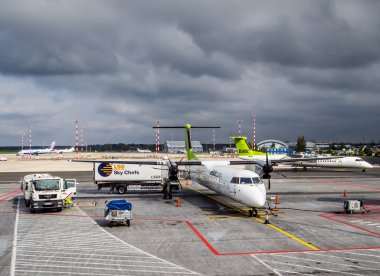 havayolu airbaltic riga uluslararası havaalanında uçağın ön kontrol Servisi