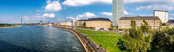 Panoramautsikt över Düsseldorf silhuett. Tyskland — Stockfoto