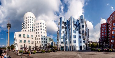Neue Zollhof medya limanda bulunan üç futuristik binada panoramik manzaralı