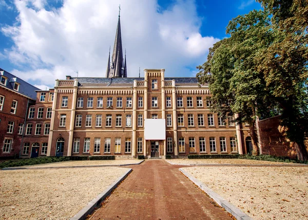 Utsidan av basilikan ligger i centrum av Sittard. — Stockfoto