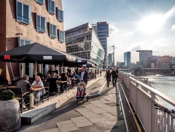 Turister som sitter i ett trottoarkafé — Stockfoto