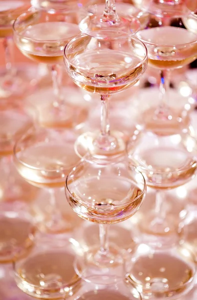 シャンパンのクローズ アップのピラミッド — ストック写真