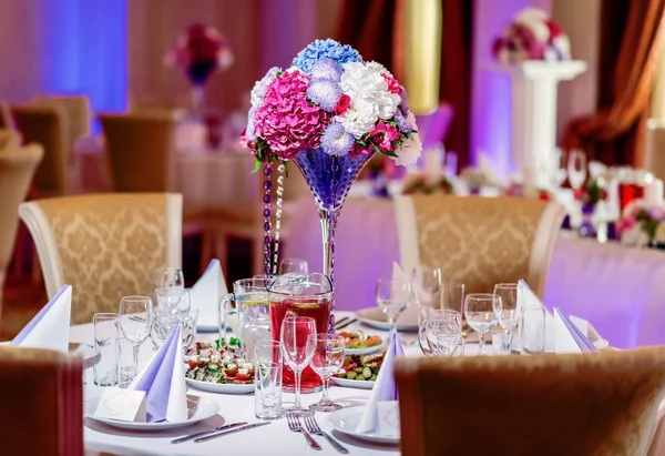 Mesa de banquete de lujo en el restaurante — Foto de Stock