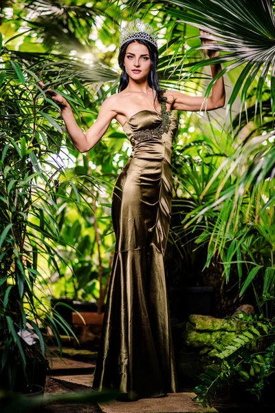 muhteşem Bayan uzun Abiye ve bir baş tacı ile