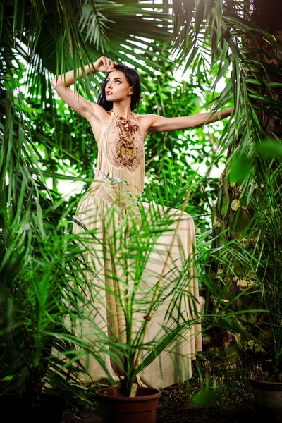 Linda jovem mulher em vestido de noite longa em uma floresta — Fotografia de Stock