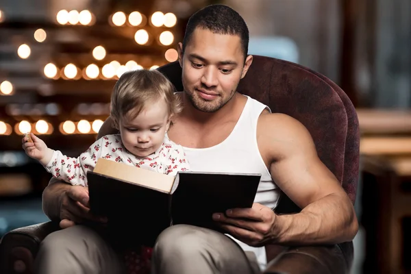 Vader leesboek dochter — Stockfoto