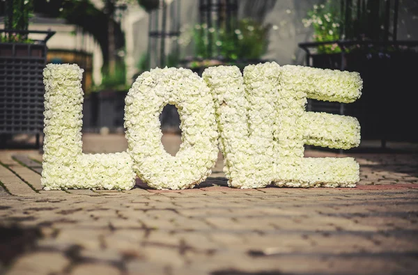 LOVE word made of roses — Stock Photo, Image