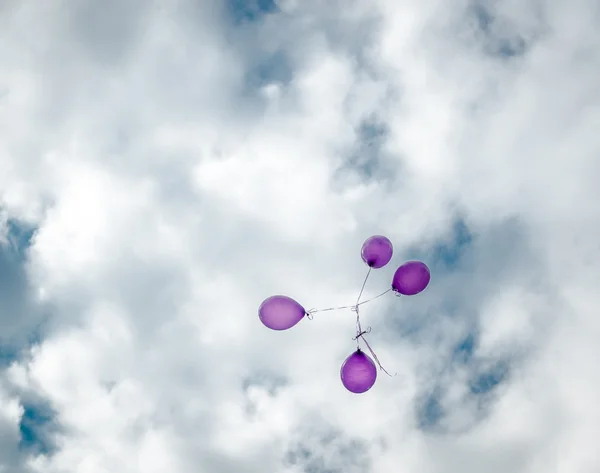 Des ballons volants dans le ciel bleu — Photo