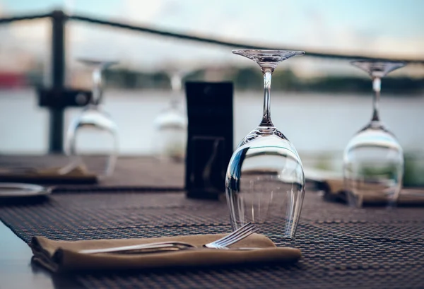 Óculos vazios em uma mesa em um restaurante — Fotografia de Stock