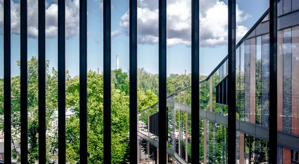 Edificio moderno y vista del paisaje de verano —  Fotos de Stock