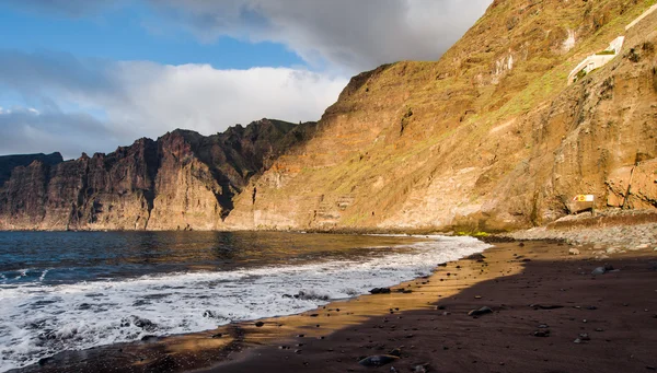 Klippor i Los Gigantes vid solnedgången. Kanarieöarna, Teneriffa. Spanien — Stockfoto