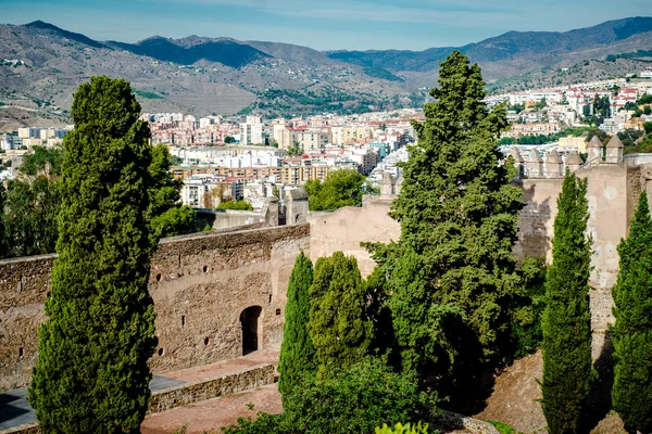 Fortaleza Gibralfaro (Alcazaba de Málaga) y vista de la ciudad de Málaga —  Fotos de Stock