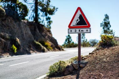 Düşen işareti kayalar. Teide yanardağı giden yol. Tenerife, Kanarya Isla