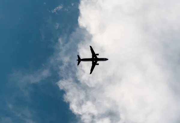 Vliegtuig in de lucht — Stockfoto