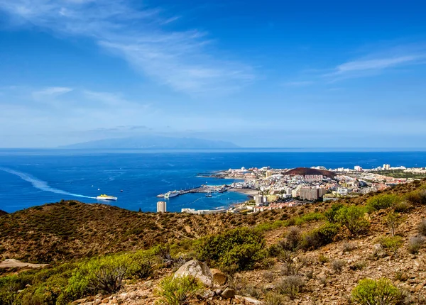 Los Cristianos e La Gomera, vista da montanha Guaza. Tenerife — Fotografia de Stock