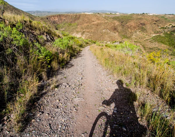 Paesaggio roccioso e silhouette del ciclista — Foto Stock