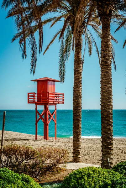 Plavčík věž na pláži. Benalmadena, Malaga. Španělsko — Stock fotografie