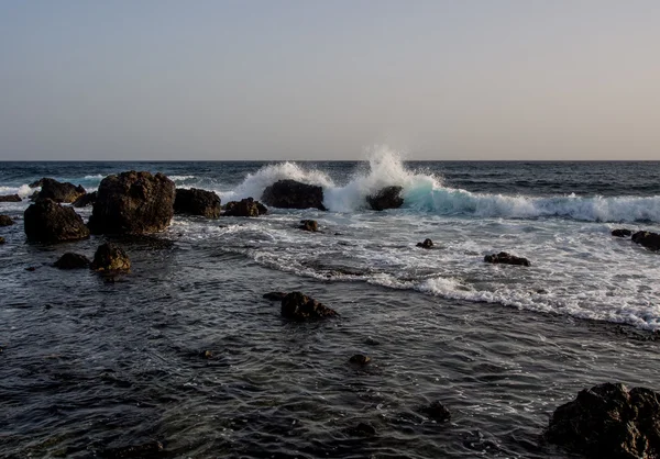Долаючи хвилі — стокове фото