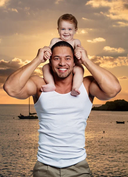 Küçük kızı olan mutlu bir baba — Stok fotoğraf