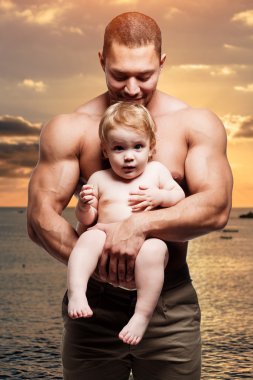 Sevgili küçük kızım ile atletik baba 