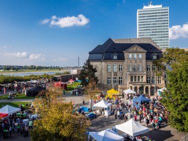 Dusseldorf, Almanya, Alp ulusal tatil sırasında insan kalabalığı