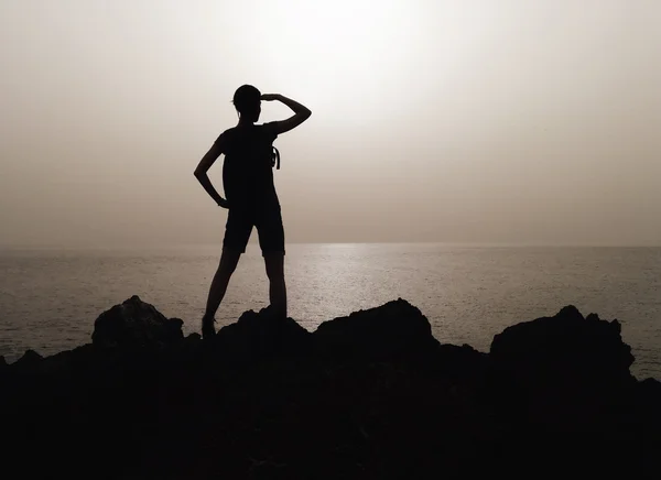 La silueta de la mujer en la cima de la montaña — Foto de Stock