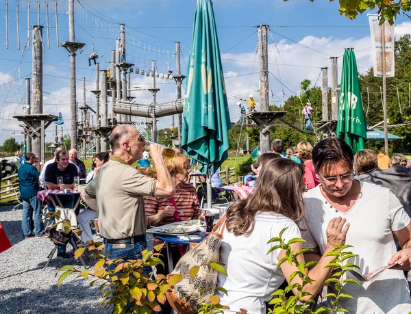 Tömeg az emberek Alp nemzeti ünnep Dusseldorf, Németország — Stock Fotó