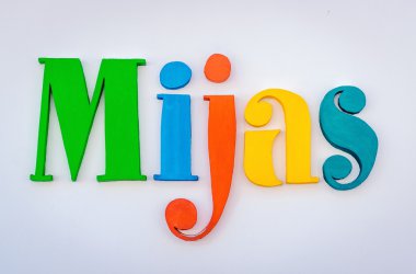 Renkli kelime Mijas beyaz duvar üzerinde