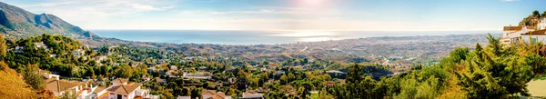 Panoramautsikten från byn Mijas till Fuengirola stad — Stockfoto