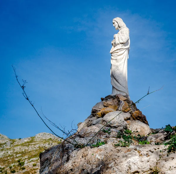 Socha Ježíše Krista na skále v Mijas. — Stock fotografie