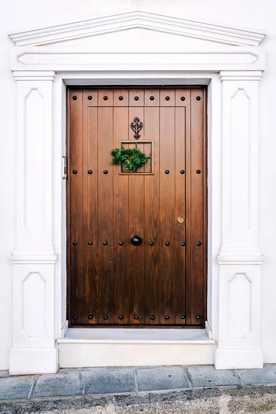 Puerta marrón con decoración navideña — Foto de Stock