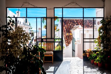 Mijas pitoresk köy, giriş koridoru görünümünden