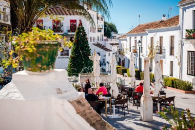 Mijas Merkezi sokakta kaldırım Kafe oturan turist