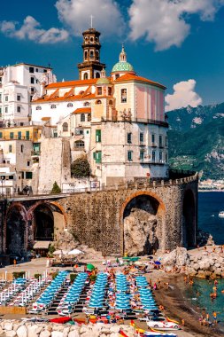 Pitoresk plaja Atrani Köyü, Amalfi Coast 