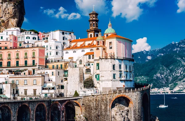 Starověká architektura Atrani vesnice. Pobřeží Amalfi — Stock fotografie