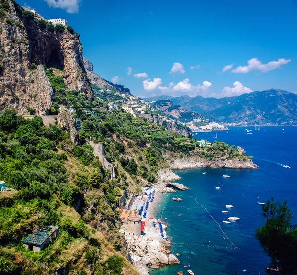 Pobřeží Amalfi. Ohromující krajina s kopci a Středozemní moře — Stock fotografie