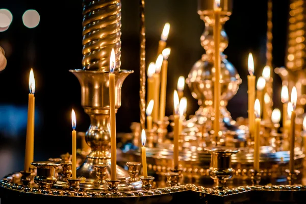 Queimar velas em uma igreja — Fotografia de Stock