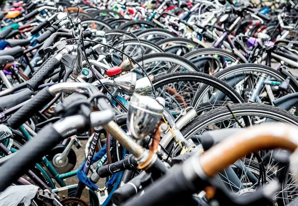 Estacionamento de bicicleta na Estação Central de Eindhoven — Fotografia de Stock