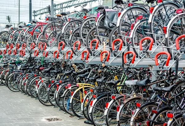 Estacionamento de bicicleta na Estação Central de Eindhoven — Fotografia de Stock