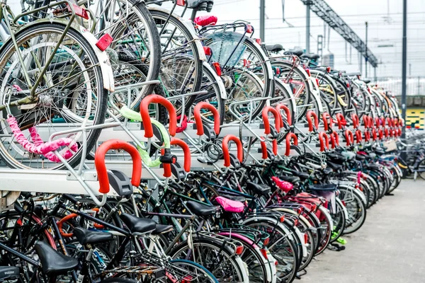 Cykelparkeringar i Eindhoven centralstation — Stockfoto