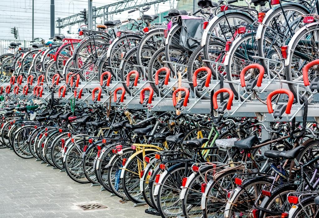 Parking à vélos dans la gare centrale d'Eindhoven — Photo éditoriale