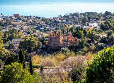 Benalmadena kasaba ve Colomares kale görünümü. Malaga, İspanya
