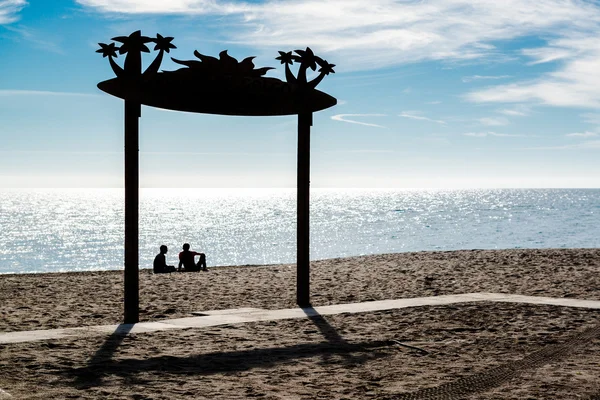 Silhouette di persone sulla spiaggia — Foto Stock