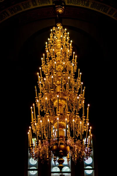 Luxurious huge golden chandelier indoors — Stock Photo, Image