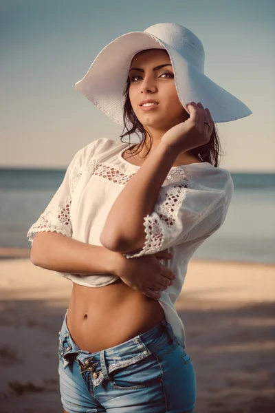 Hermosa joven posando en la playa cerca del mar — Foto de Stock