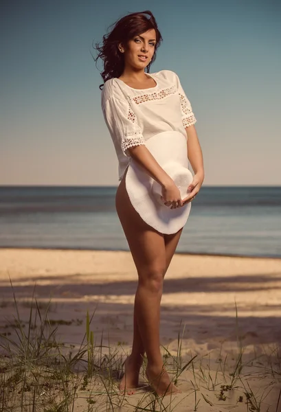 Sexy jeune brune posant sur la plage près de la mer — Photo