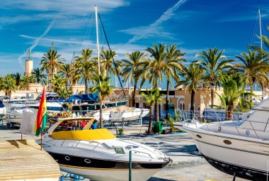 Fuengirola seaport demirli tekneler. Malaga, İspanya