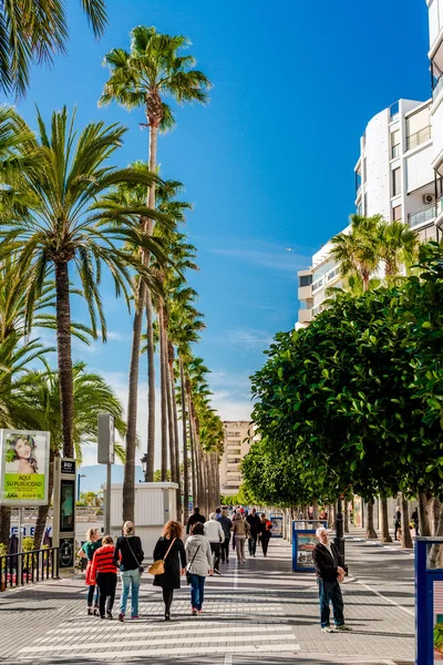 Menschen, die entlang der Uferpromenade gehen — Stockfoto