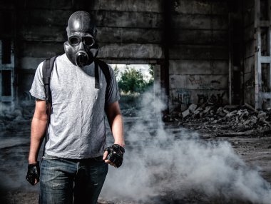 Gaz maskeli adam. 